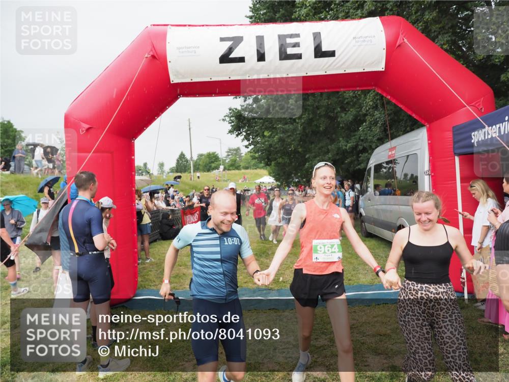 21.06.2025 - 27. Vierlanden-Triathlon MichiJ http://msf.ph/oto/8041093 15.06.2026 13:27:50 Ziel 26, 169, 964, 1058, 1059, 1060 meine-sportfotos.de