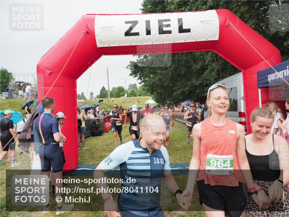 21.06.2025 - 27. Vierlanden-Triathlon MichiJ http://msf.ph/oto/8041104 15.06.2026 13:27:50 Ziel 26, 169, 964, 1058, 1059, 1060 meine-sportfotos.de