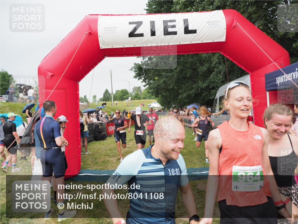 21.06.2025 - 27. Vierlanden-Triathlon MichiJ http://msf.ph/oto/8041108 15.06.2026 13:27:50 Ziel 26, 169, 964, 1058, 1059, 1060 meine-sportfotos.de