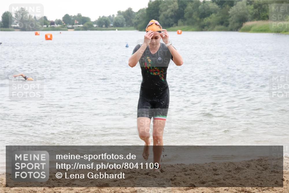 21.06.2025 - 27. Vierlanden-Triathlon Lena Gebhardt http://msf.ph/oto/8041109 15.06.2025 13:05:58 Schwimmen 1171, 1177 meine-sportfotos.de