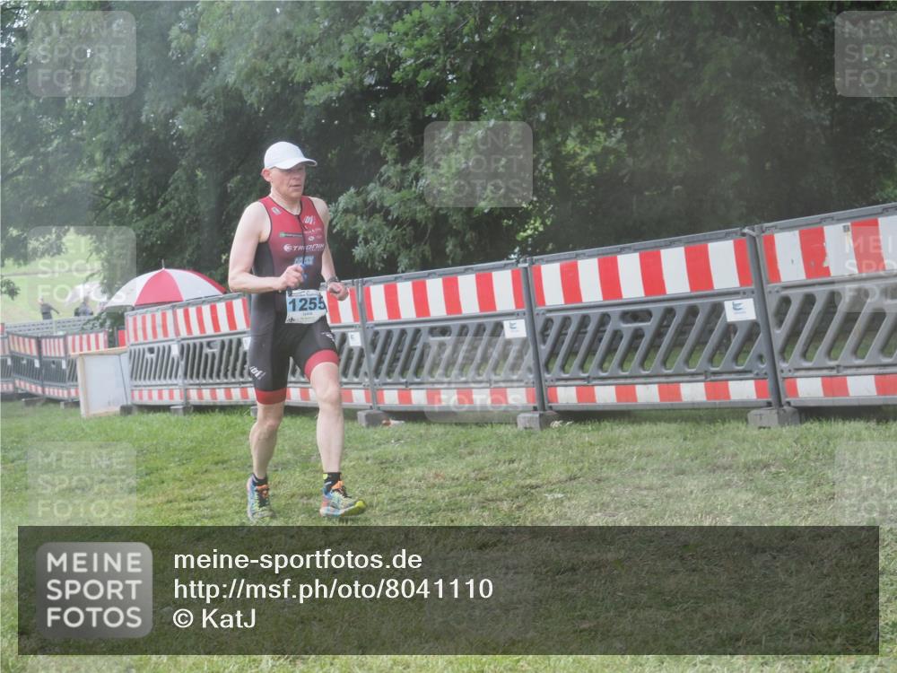 21.06.2025 - 27. Vierlanden-Triathlon KatJ http://msf.ph/oto/8041110 15.06.2025 14:30:23 Ziel 1255 meine-sportfotos.de