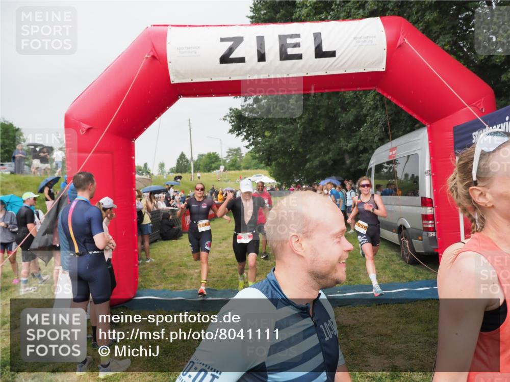 21.06.2025 - 27. Vierlanden-Triathlon MichiJ http://msf.ph/oto/8041111 15.06.2026 13:27:51 Ziel 26, 169, 964, 1058, 1059, 1060 meine-sportfotos.de