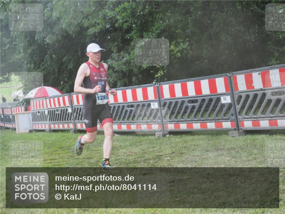 21.06.2025 - 27. Vierlanden-Triathlon KatJ http://msf.ph/oto/8041114 15.06.2025 14:30:23 Ziel 1255 meine-sportfotos.de
