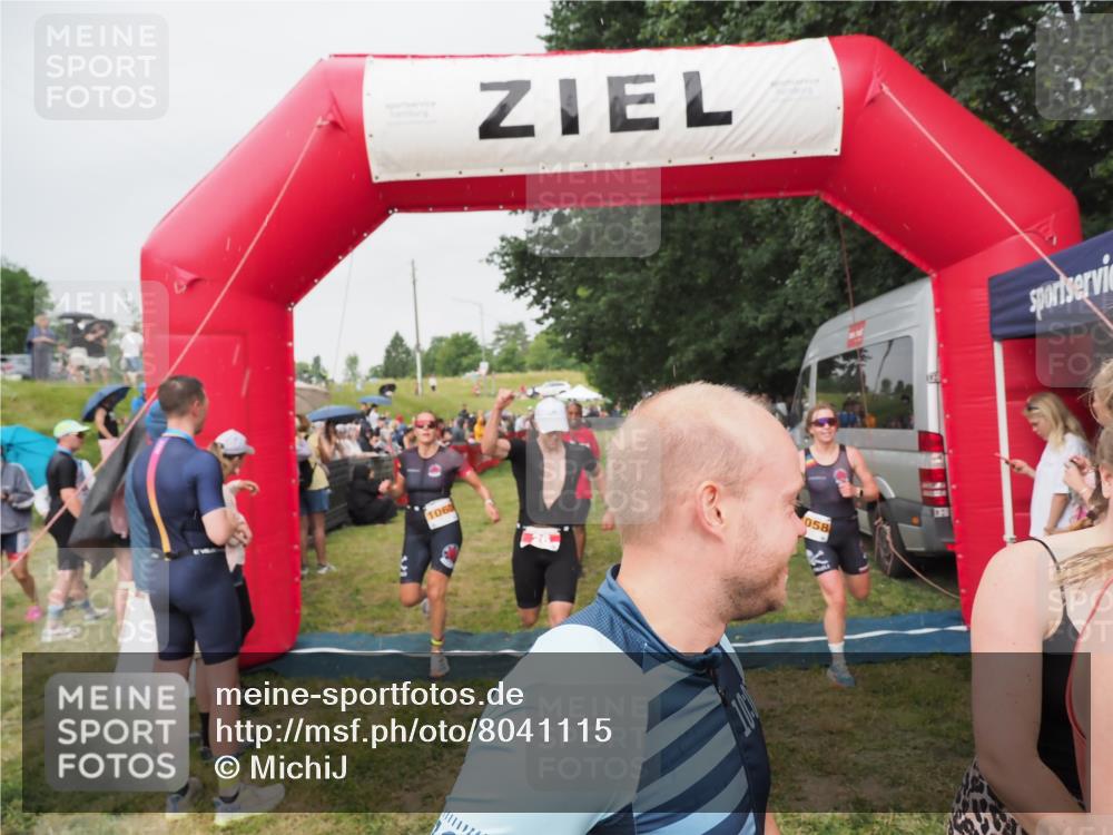 21.06.2025 - 27. Vierlanden-Triathlon MichiJ http://msf.ph/oto/8041115 15.06.2026 13:27:51 Ziel 26, 169, 964, 1058, 1059, 1060 meine-sportfotos.de