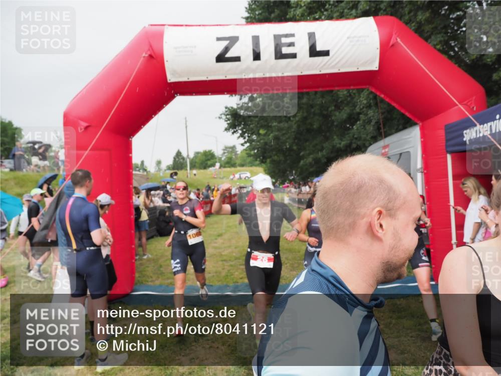 21.06.2025 - 27. Vierlanden-Triathlon MichiJ http://msf.ph/oto/8041121 15.06.2026 13:27:51 Ziel 26, 169, 964, 1058, 1059, 1060 meine-sportfotos.de