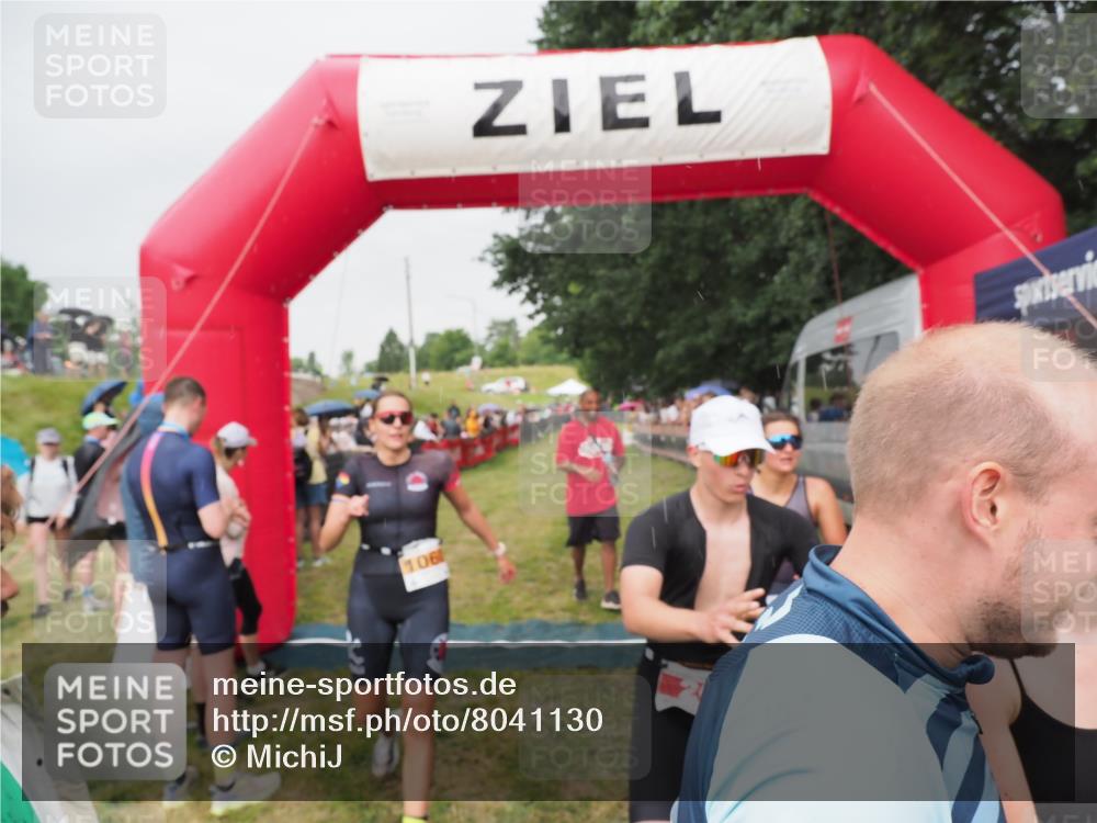 21.06.2025 - 27. Vierlanden-Triathlon MichiJ http://msf.ph/oto/8041130 15.06.2026 13:27:51 Ziel 26, 169, 964, 1058, 1059, 1060 meine-sportfotos.de