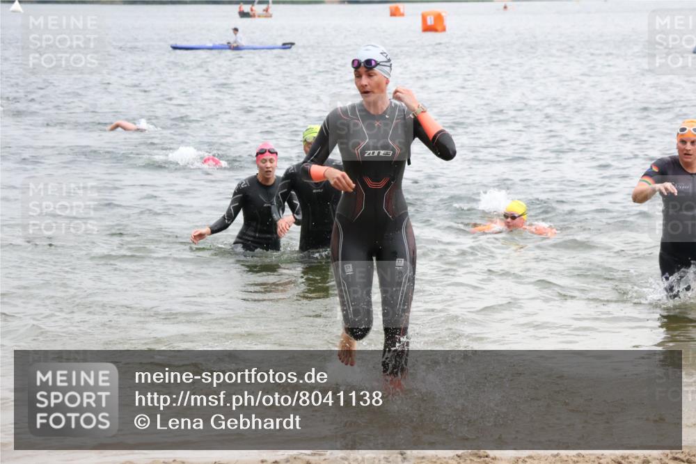 21.06.2025 - 27. Vierlanden-Triathlon Lena Gebhardt http://msf.ph/oto/8041138 15.06.2025 13:06:13 Schwimmen 1169, 1180, 1189, 1190, 1208 meine-sportfotos.de