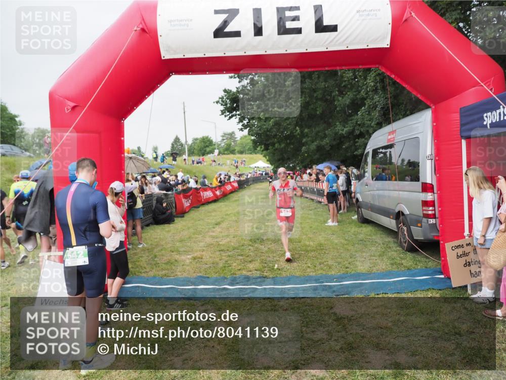 21.06.2025 - 27. Vierlanden-Triathlon MichiJ http://msf.ph/oto/8041139 15.06.2026 13:28:12 Ziel 162 meine-sportfotos.de