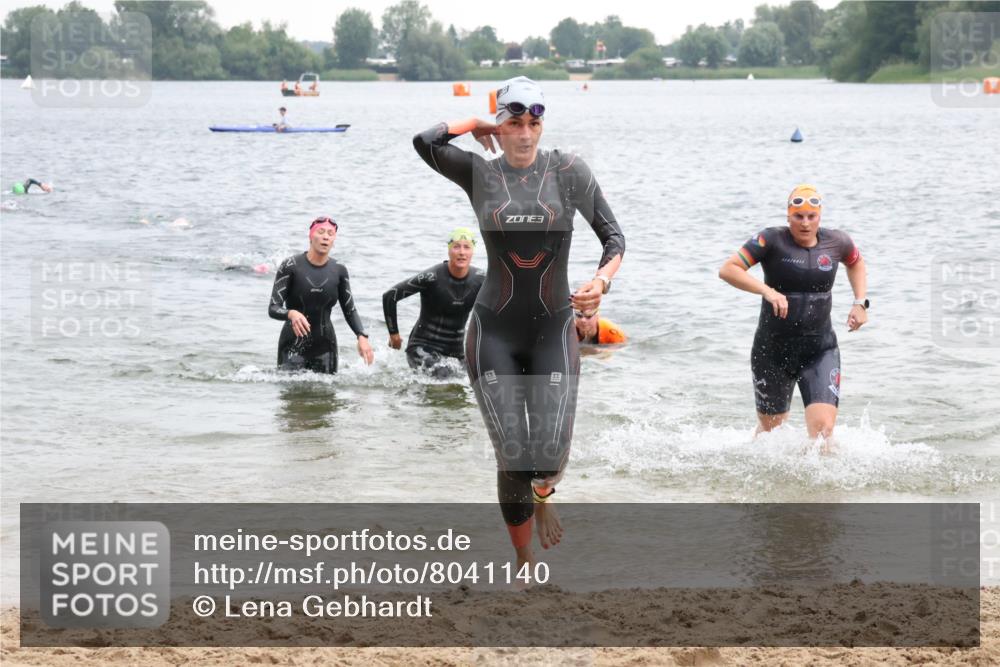 21.06.2025 - 27. Vierlanden-Triathlon Lena Gebhardt http://msf.ph/oto/8041140 15.06.2025 13:06:14 Schwimmen 1169, 1180, 1189, 1190, 1208 meine-sportfotos.de