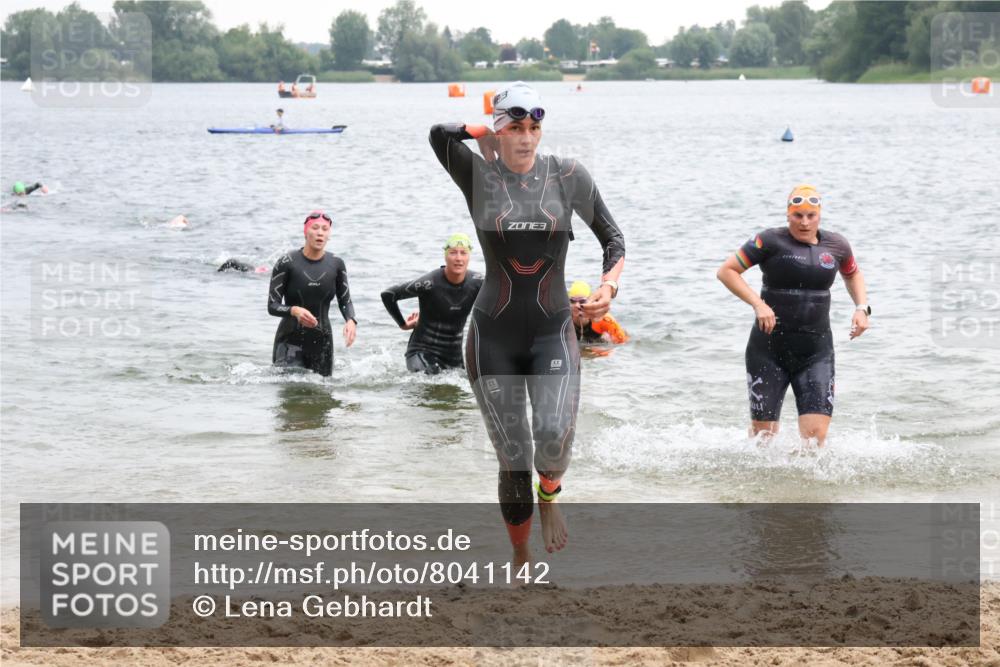 21.06.2025 - 27. Vierlanden-Triathlon Lena Gebhardt http://msf.ph/oto/8041142 15.06.2025 13:06:14 Schwimmen 1169, 1180, 1189, 1190, 1208 meine-sportfotos.de