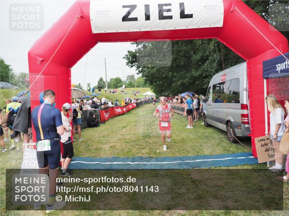 21.06.2025 - 27. Vierlanden-Triathlon MichiJ http://msf.ph/oto/8041143 15.06.2026 13:28:12 Ziel 162 meine-sportfotos.de