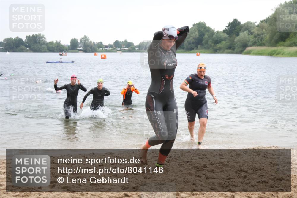 21.06.2025 - 27. Vierlanden-Triathlon Lena Gebhardt http://msf.ph/oto/8041148 15.06.2025 13:06:16 Schwimmen 1169, 1180, 1189, 1190, 1208 meine-sportfotos.de