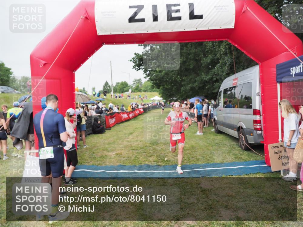 21.06.2025 - 27. Vierlanden-Triathlon MichiJ http://msf.ph/oto/8041150 15.06.2026 13:28:12 Ziel 162 meine-sportfotos.de