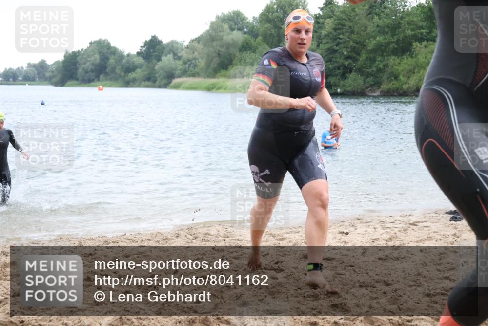 21.06.2025 - 27. Vierlanden-Triathlon Lena Gebhardt http://msf.ph/oto/8041162 15.06.2025 13:06:18 Schwimmen 1169, 1180, 1189, 1190, 1208 meine-sportfotos.de