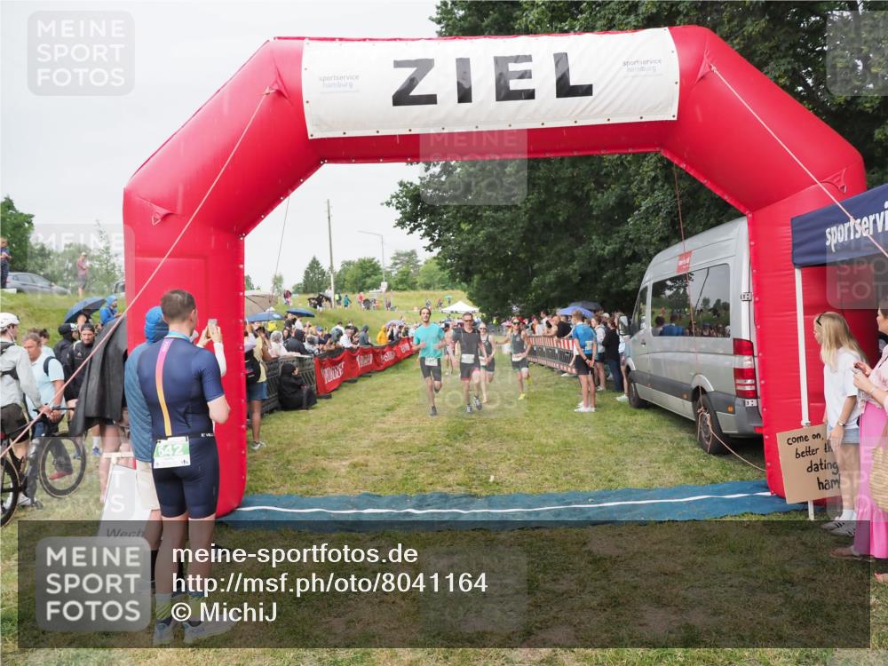 21.06.2025 - 27. Vierlanden-Triathlon MichiJ http://msf.ph/oto/8041164 15.06.2026 13:28:22 Ziel 733, 828, 1062, 1063, 1064 meine-sportfotos.de