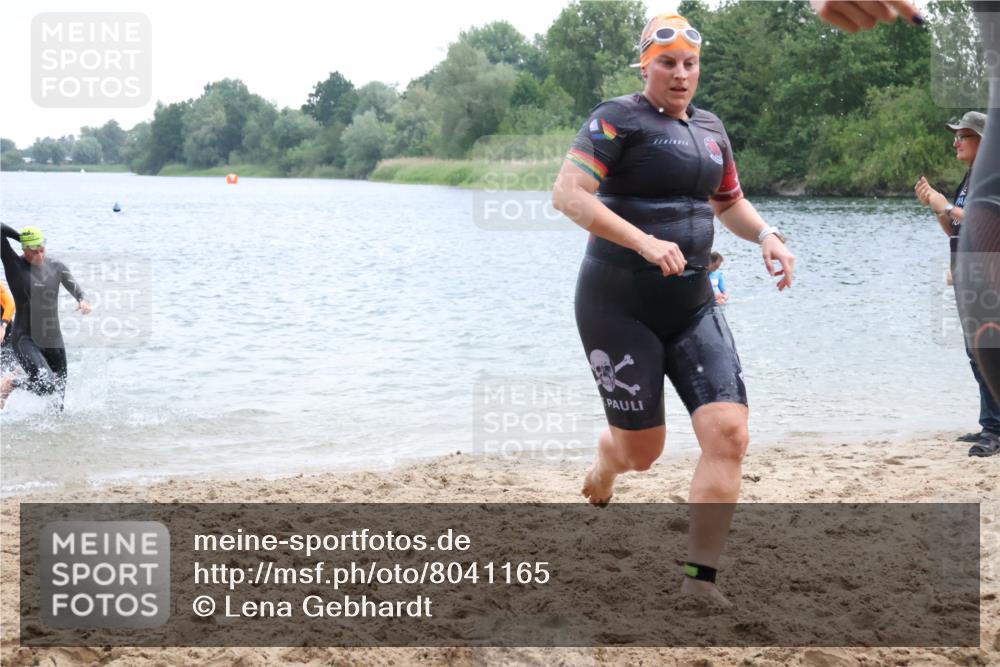 21.06.2025 - 27. Vierlanden-Triathlon Lena Gebhardt http://msf.ph/oto/8041165 15.06.2025 13:06:18 Schwimmen 1169, 1180, 1189, 1190, 1208 meine-sportfotos.de