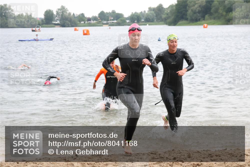 21.06.2025 - 27. Vierlanden-Triathlon Lena Gebhardt http://msf.ph/oto/8041168 15.06.2025 13:06:19 Schwimmen 1169, 1180, 1189, 1190, 1208 meine-sportfotos.de