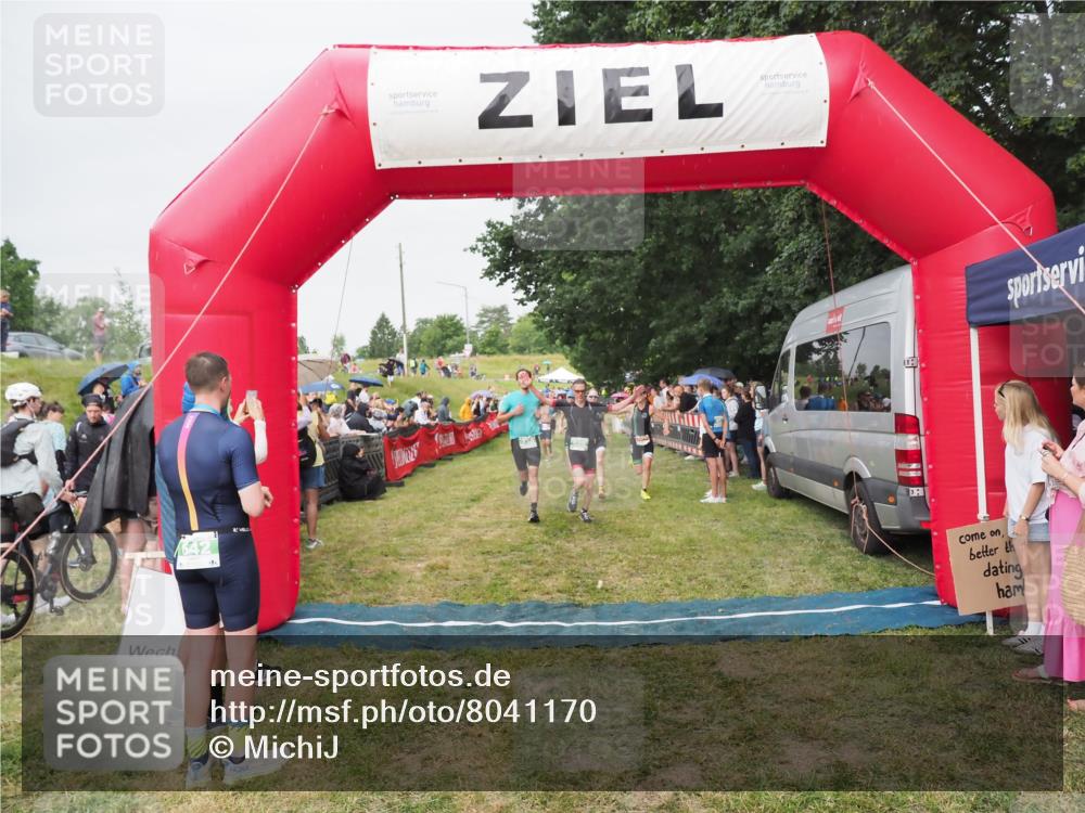 21.06.2025 - 27. Vierlanden-Triathlon MichiJ http://msf.ph/oto/8041170 15.06.2026 13:28:23 Ziel 113, 733, 828, 1062, 1063, 1064 meine-sportfotos.de