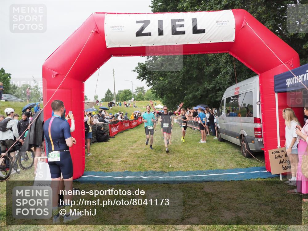 21.06.2025 - 27. Vierlanden-Triathlon MichiJ http://msf.ph/oto/8041173 15.06.2026 13:28:23 Ziel 113, 733, 828, 1062, 1063, 1064 meine-sportfotos.de