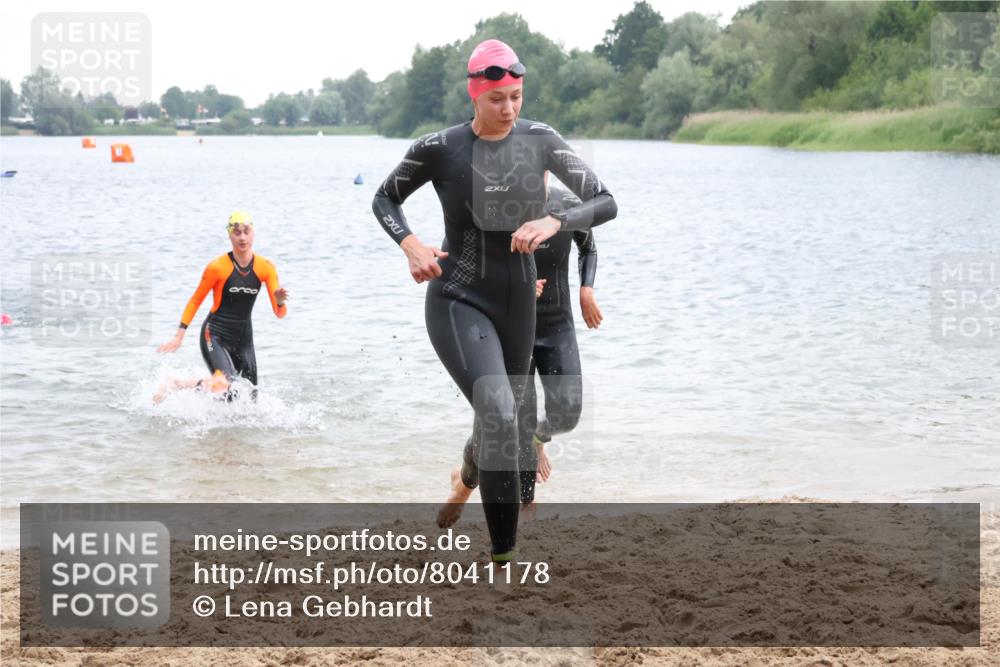 21.06.2025 - 27. Vierlanden-Triathlon Lena Gebhardt http://msf.ph/oto/8041178 15.06.2025 13:06:20 Schwimmen 1169, 1180, 1189, 1190, 1208 meine-sportfotos.de