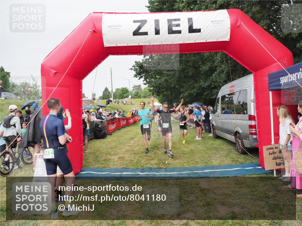 21.06.2025 - 27. Vierlanden-Triathlon MichiJ http://msf.ph/oto/8041180 15.06.2026 13:28:23 Ziel 113, 733, 828, 1062, 1063, 1064 meine-sportfotos.de