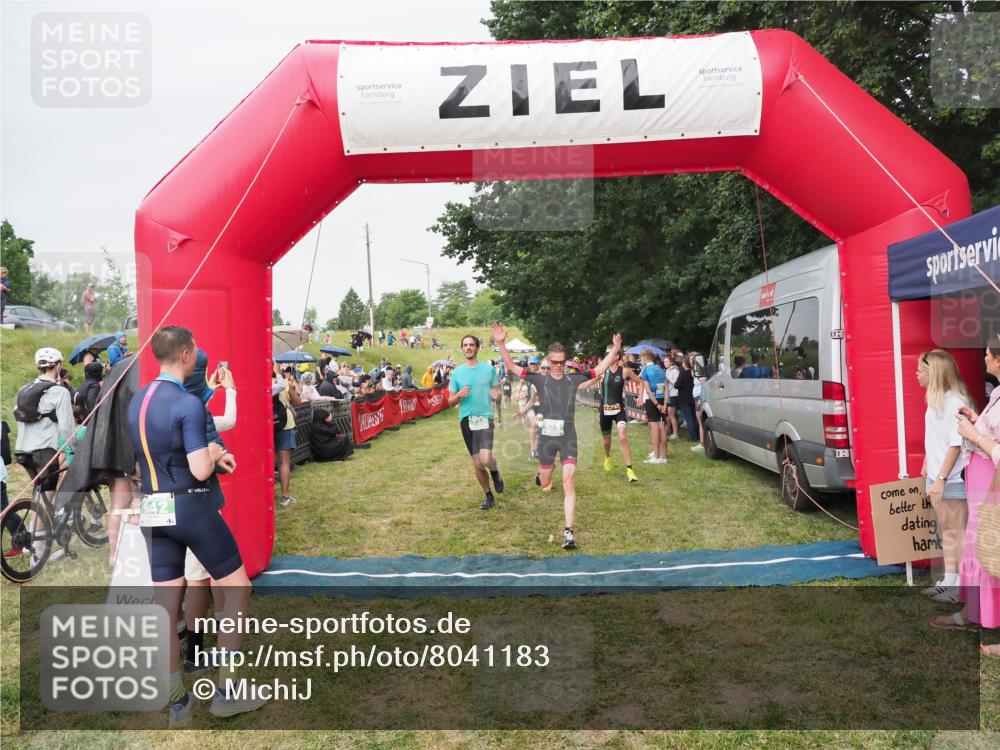 21.06.2025 - 27. Vierlanden-Triathlon MichiJ http://msf.ph/oto/8041183 15.06.2026 13:28:23 Ziel 113, 733, 828, 1062, 1063, 1064 meine-sportfotos.de