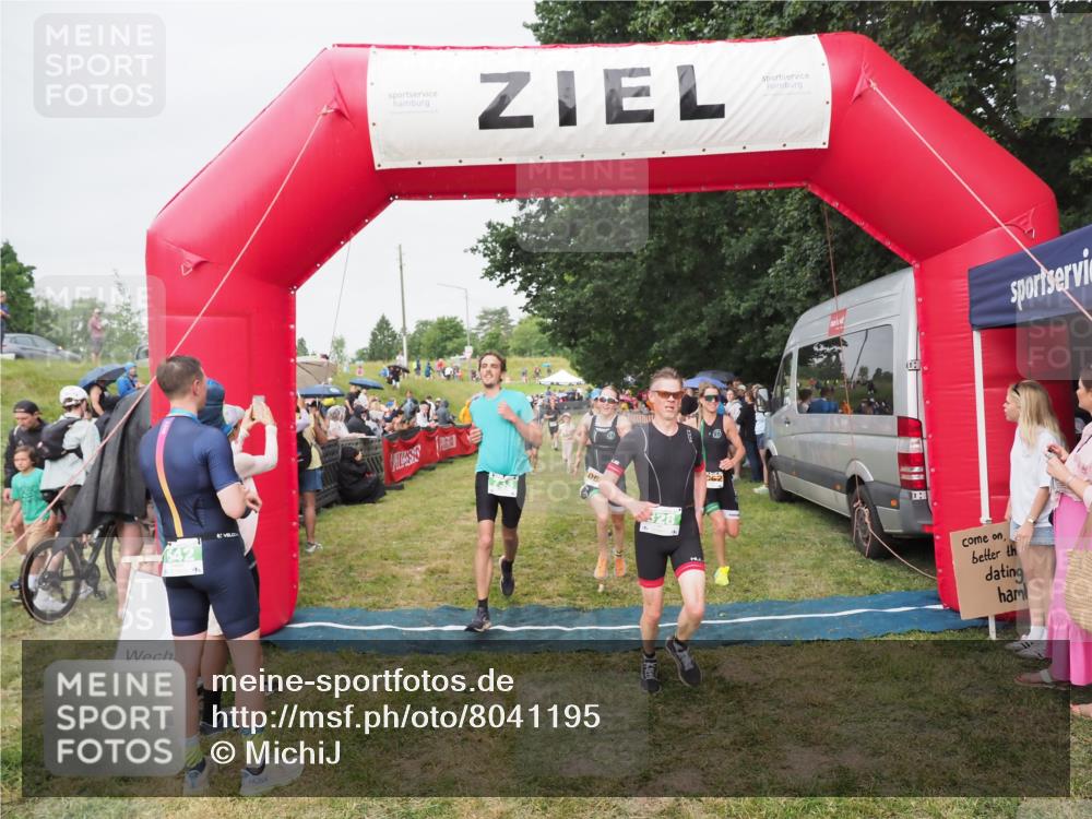 21.06.2025 - 27. Vierlanden-Triathlon MichiJ http://msf.ph/oto/8041195 15.06.2026 13:28:24 Ziel 113, 733, 828, 1062, 1063, 1064 meine-sportfotos.de