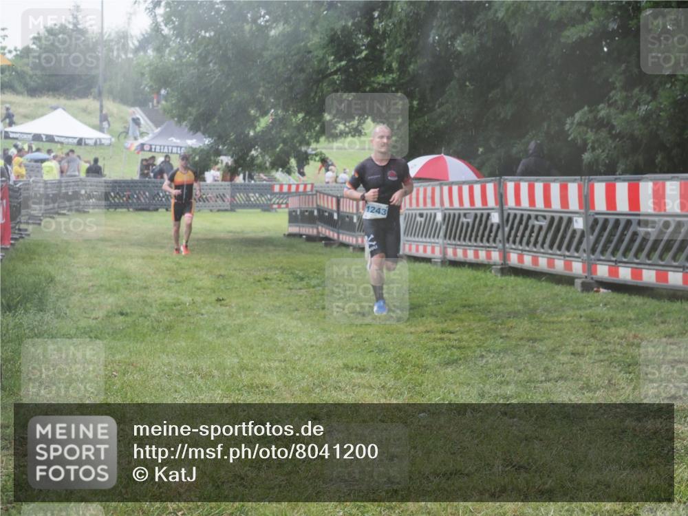 21.06.2025 - 27. Vierlanden-Triathlon KatJ http://msf.ph/oto/8041200 15.06.2025 14:31:31 Ziel 1243, 1257 meine-sportfotos.de