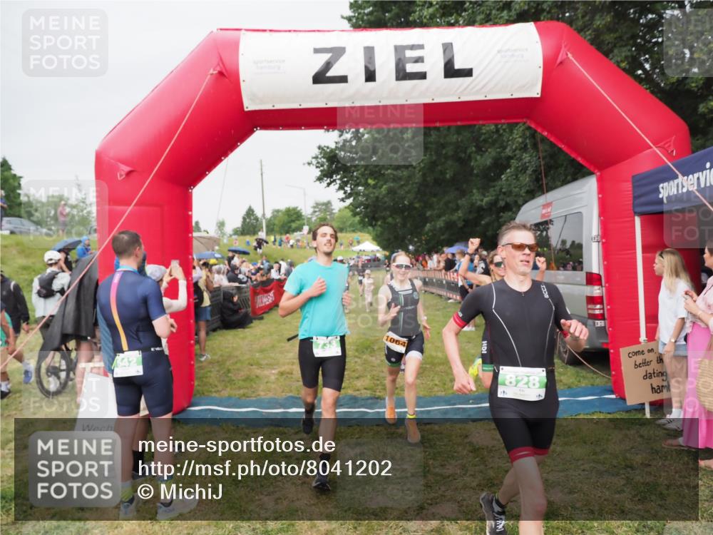 21.06.2025 - 27. Vierlanden-Triathlon MichiJ http://msf.ph/oto/8041202 15.06.2026 13:28:24 Ziel 113, 733, 828, 1062, 1063, 1064 meine-sportfotos.de