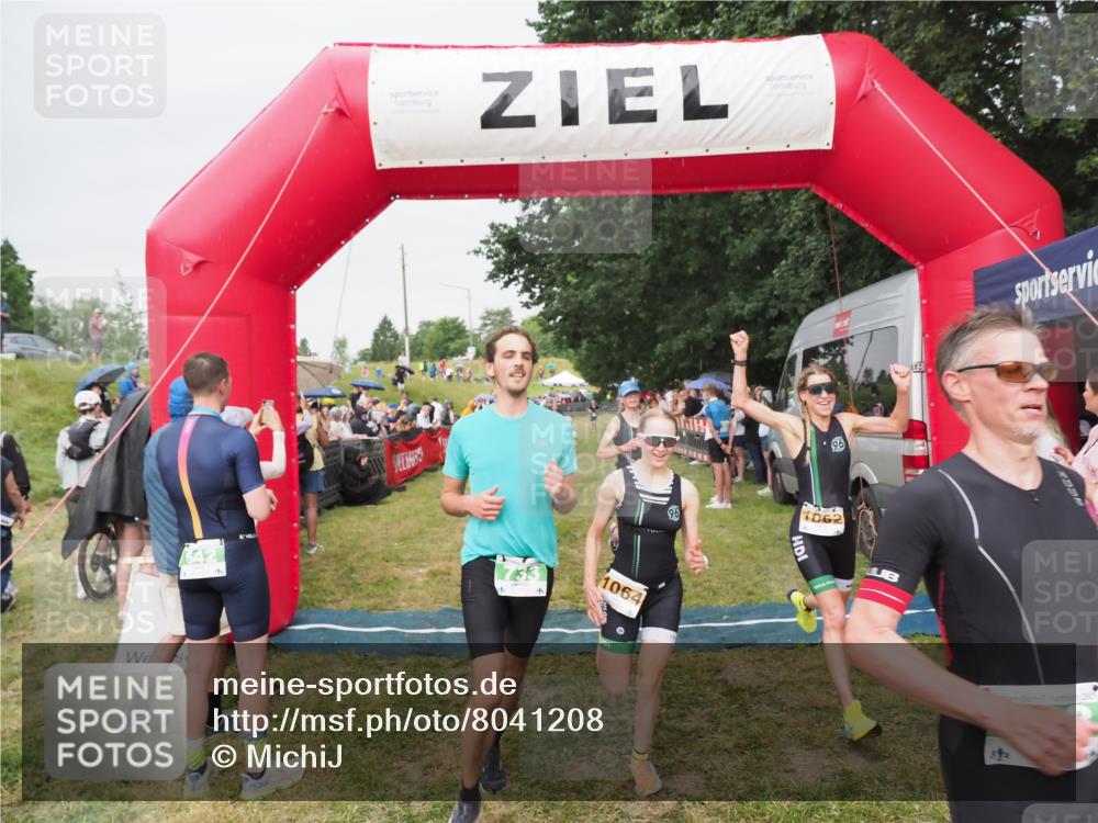 21.06.2025 - 27. Vierlanden-Triathlon MichiJ http://msf.ph/oto/8041208 15.06.2026 13:28:24 Ziel 113, 733, 828, 1062, 1063, 1064 meine-sportfotos.de