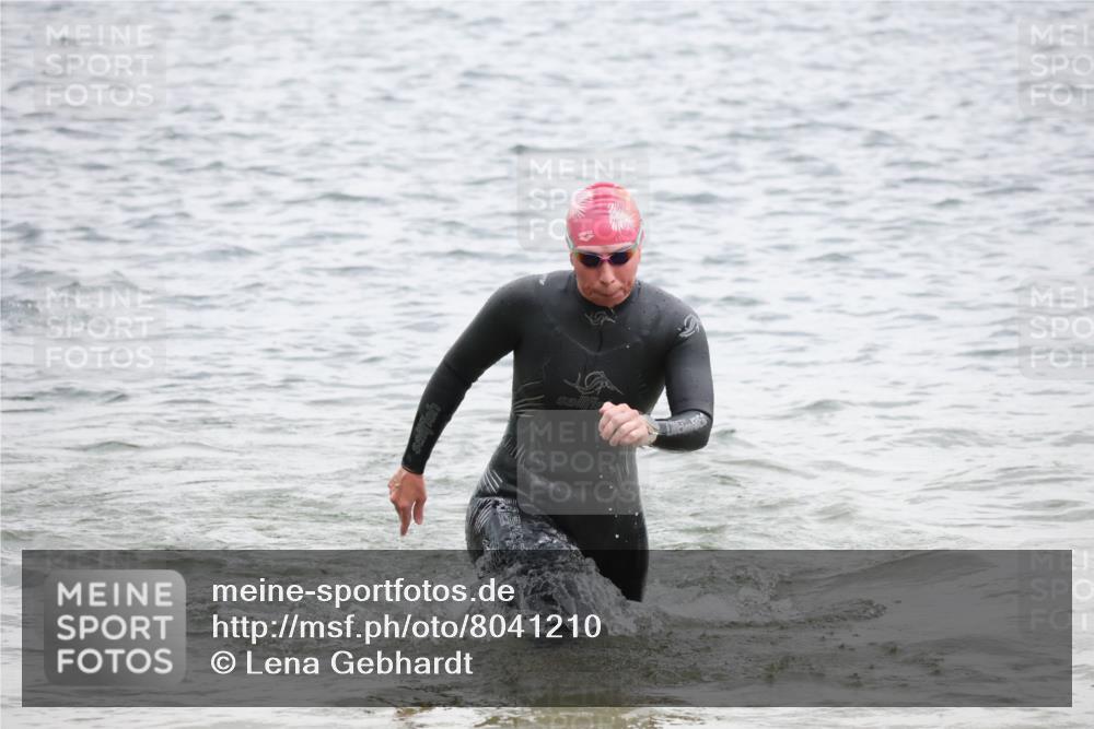 21.06.2025 - 27. Vierlanden-Triathlon Lena Gebhardt http://msf.ph/oto/8041210 15.06.2025 13:06:28 Schwimmen 1164, 1180, 1189, 1208 meine-sportfotos.de