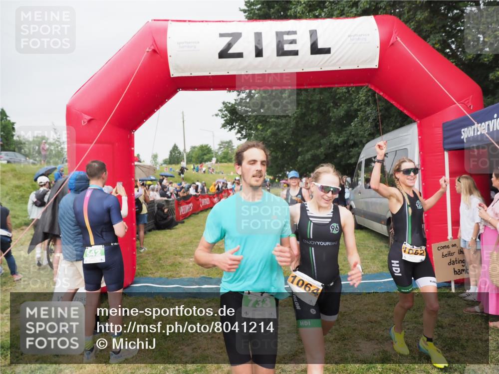 21.06.2025 - 27. Vierlanden-Triathlon MichiJ http://msf.ph/oto/8041214 15.06.2026 13:28:24 Ziel 113, 733, 828, 1062, 1063, 1064 meine-sportfotos.de