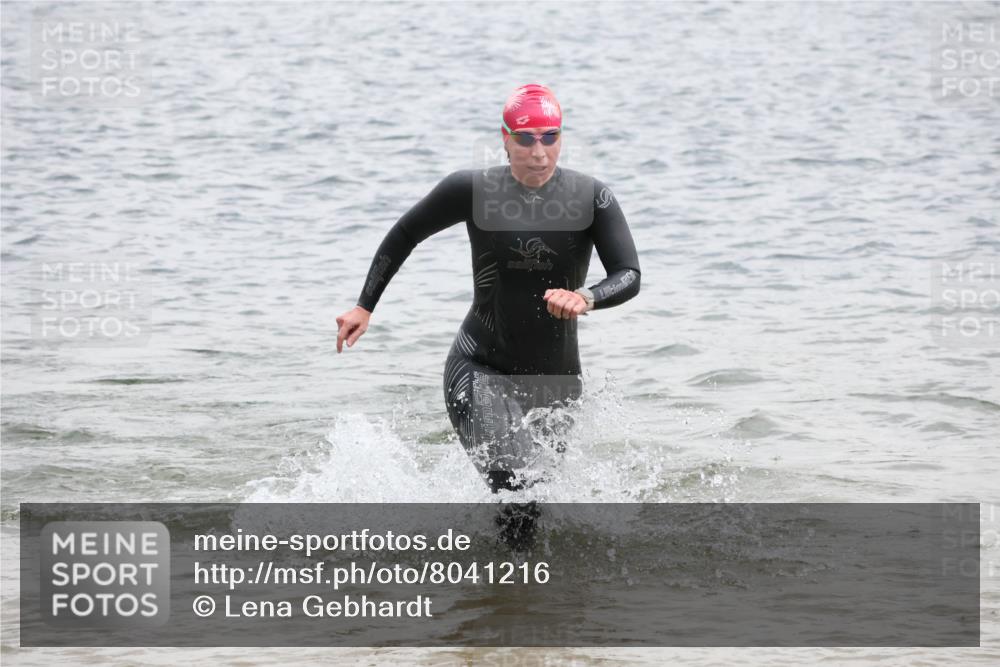 21.06.2025 - 27. Vierlanden-Triathlon Lena Gebhardt http://msf.ph/oto/8041216 15.06.2025 13:06:29 Schwimmen 1164, 1180, 1189, 1208 meine-sportfotos.de