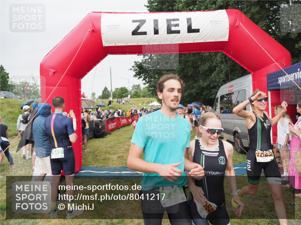 21.06.2025 - 27. Vierlanden-Triathlon MichiJ http://msf.ph/oto/8041217 15.06.2026 13:28:25 Ziel 113, 733, 828, 1062, 1063, 1064 meine-sportfotos.de
