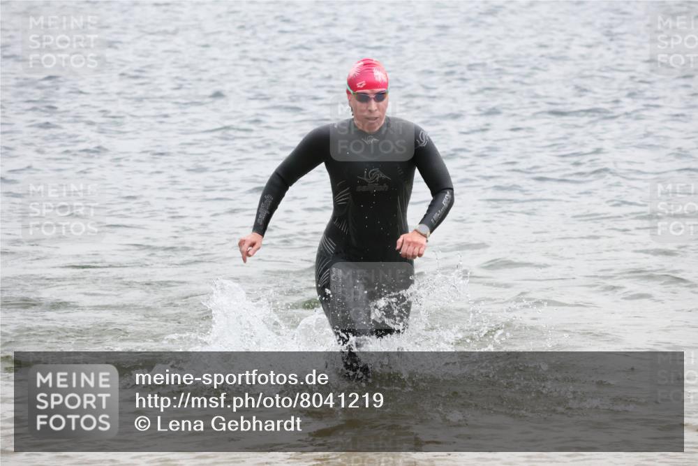 21.06.2025 - 27. Vierlanden-Triathlon Lena Gebhardt http://msf.ph/oto/8041219 15.06.2025 13:06:29 Schwimmen 1164, 1180, 1189, 1208 meine-sportfotos.de