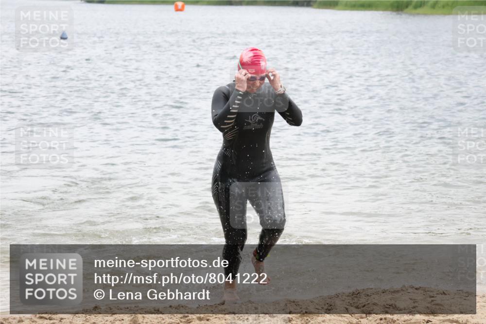 21.06.2025 - 27. Vierlanden-Triathlon Lena Gebhardt http://msf.ph/oto/8041222 15.06.2025 13:06:30 Schwimmen 1164, 1180, 1189, 1208 meine-sportfotos.de