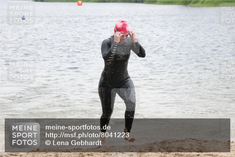 21.06.2025 - 27. Vierlanden-Triathlon Lena Gebhardt http://msf.ph/oto/8041223 15.06.2025 13:06:30 Schwimmen 1164, 1180, 1189, 1208 meine-sportfotos.de