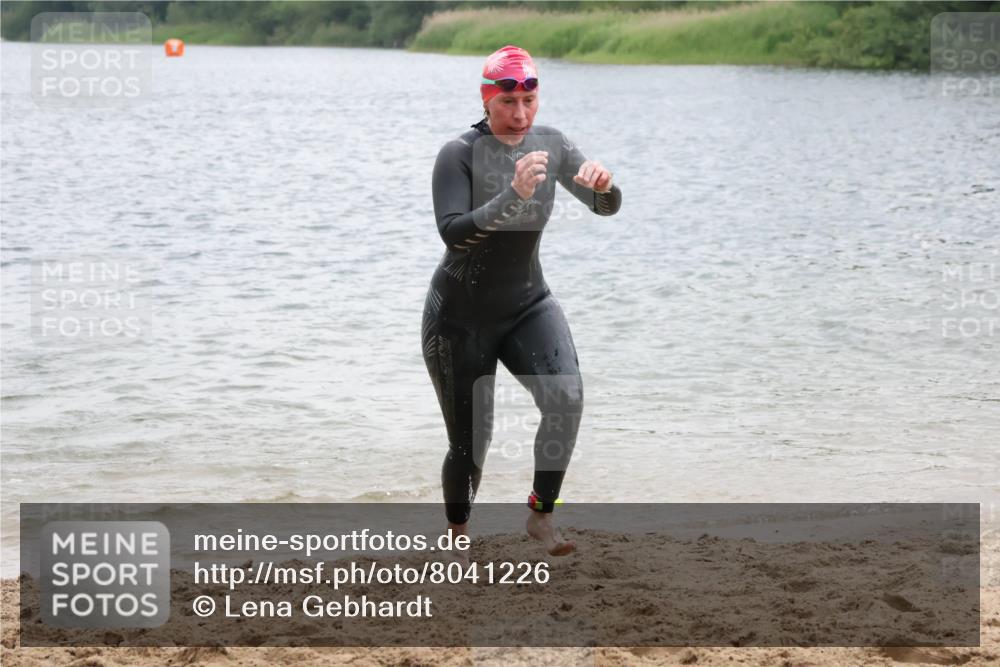 21.06.2025 - 27. Vierlanden-Triathlon Lena Gebhardt http://msf.ph/oto/8041226 15.06.2025 13:06:31 Schwimmen 1164, 1180, 1208 meine-sportfotos.de
