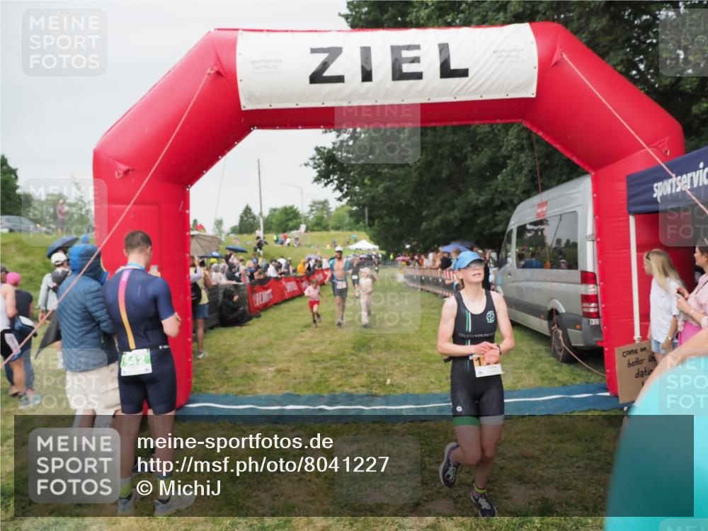21.06.2025 - 27. Vierlanden-Triathlon MichiJ http://msf.ph/oto/8041227 15.06.2026 13:28:25 Ziel 113, 733, 828, 1062, 1063, 1064 meine-sportfotos.de