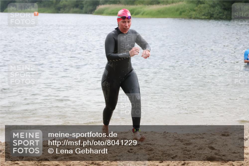 21.06.2025 - 27. Vierlanden-Triathlon Lena Gebhardt http://msf.ph/oto/8041229 15.06.2025 13:06:31 Schwimmen 1164, 1180, 1208 meine-sportfotos.de