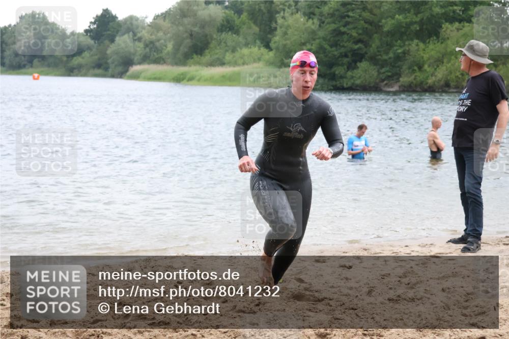 21.06.2025 - 27. Vierlanden-Triathlon Lena Gebhardt http://msf.ph/oto/8041232 15.06.2025 13:06:32 Schwimmen 1164, 1175, 1208 meine-sportfotos.de