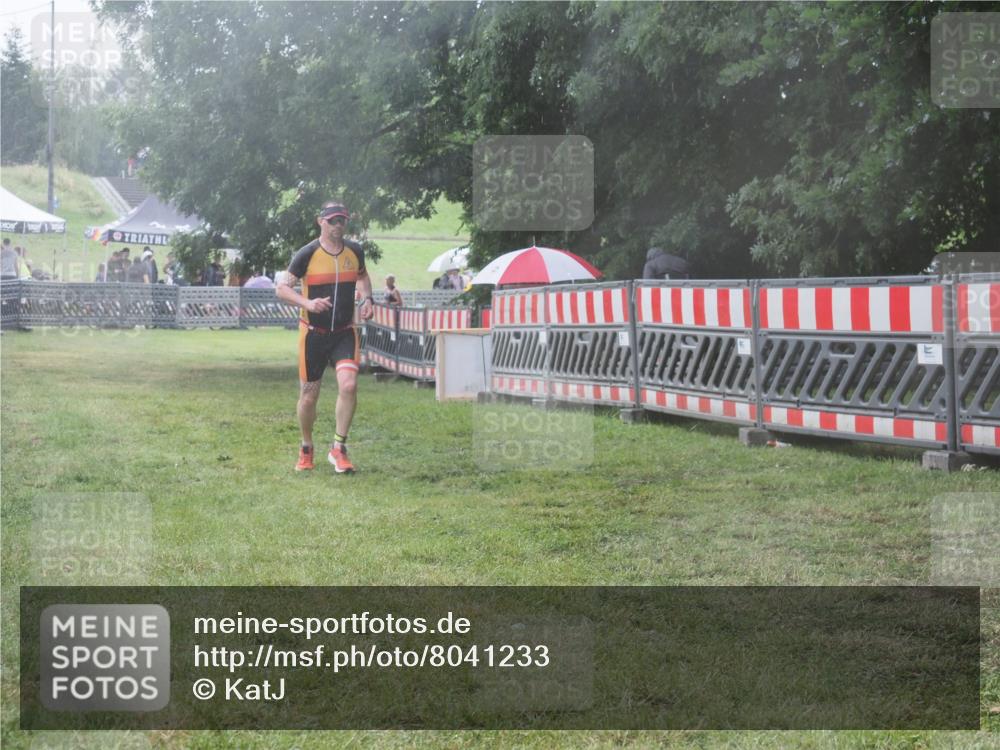21.06.2025 - 27. Vierlanden-Triathlon KatJ http://msf.ph/oto/8041233 15.06.2025 14:31:33 Ziel 1237, 1243, 1257 meine-sportfotos.de