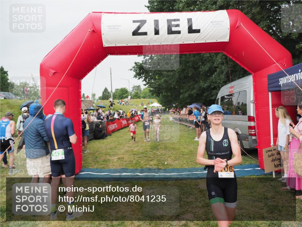 21.06.2025 - 27. Vierlanden-Triathlon MichiJ http://msf.ph/oto/8041235 15.06.2026 13:28:25 Ziel 113, 733, 828, 1062, 1063, 1064 meine-sportfotos.de