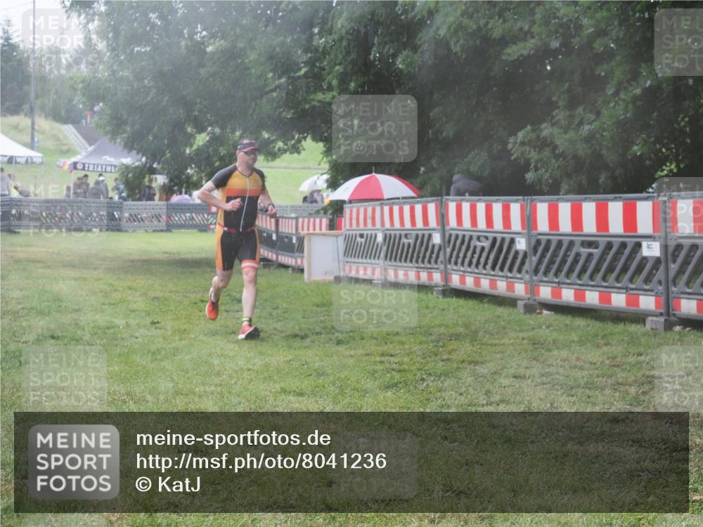 21.06.2025 - 27. Vierlanden-Triathlon KatJ http://msf.ph/oto/8041236 15.06.2025 14:31:33 Ziel 1237, 1243, 1257 meine-sportfotos.de