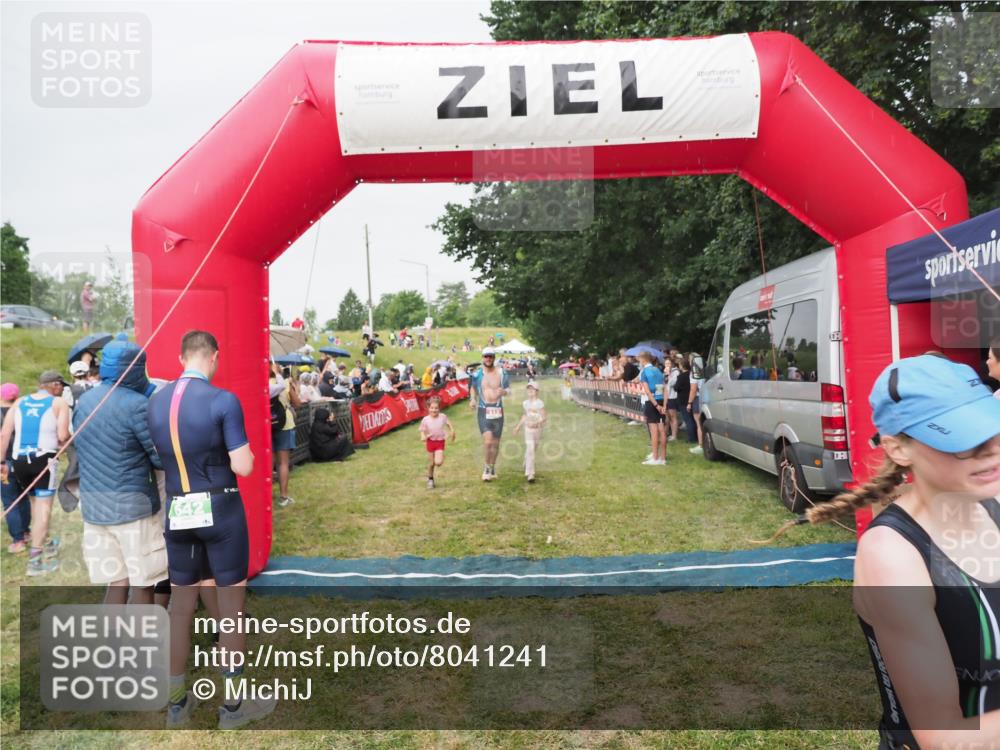 21.06.2025 - 27. Vierlanden-Triathlon MichiJ http://msf.ph/oto/8041241 15.06.2026 13:28:26 Ziel 113, 733, 751, 828, 1062, 1063, 1064 meine-sportfotos.de