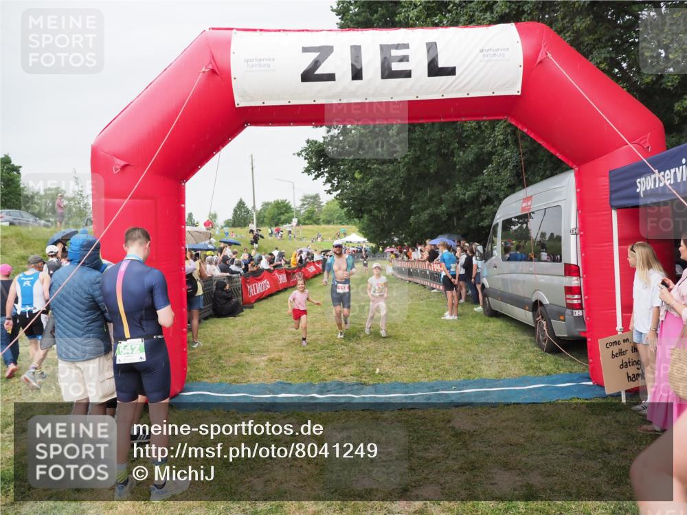 21.06.2025 - 27. Vierlanden-Triathlon MichiJ http://msf.ph/oto/8041249 15.06.2026 13:28:26 Ziel 113, 733, 751, 828, 1062, 1063, 1064 meine-sportfotos.de