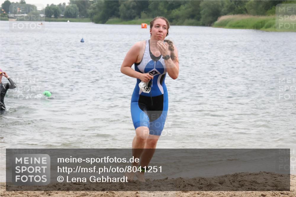 21.06.2025 - 27. Vierlanden-Triathlon Lena Gebhardt http://msf.ph/oto/8041251 15.06.2025 13:06:42 Schwimmen 1164, 1175, 1191, 1210, 1217 meine-sportfotos.de