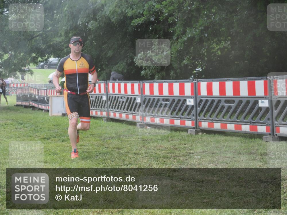 21.06.2025 - 27. Vierlanden-Triathlon KatJ http://msf.ph/oto/8041256 15.06.2025 14:31:35 Ziel 1237, 1257 meine-sportfotos.de