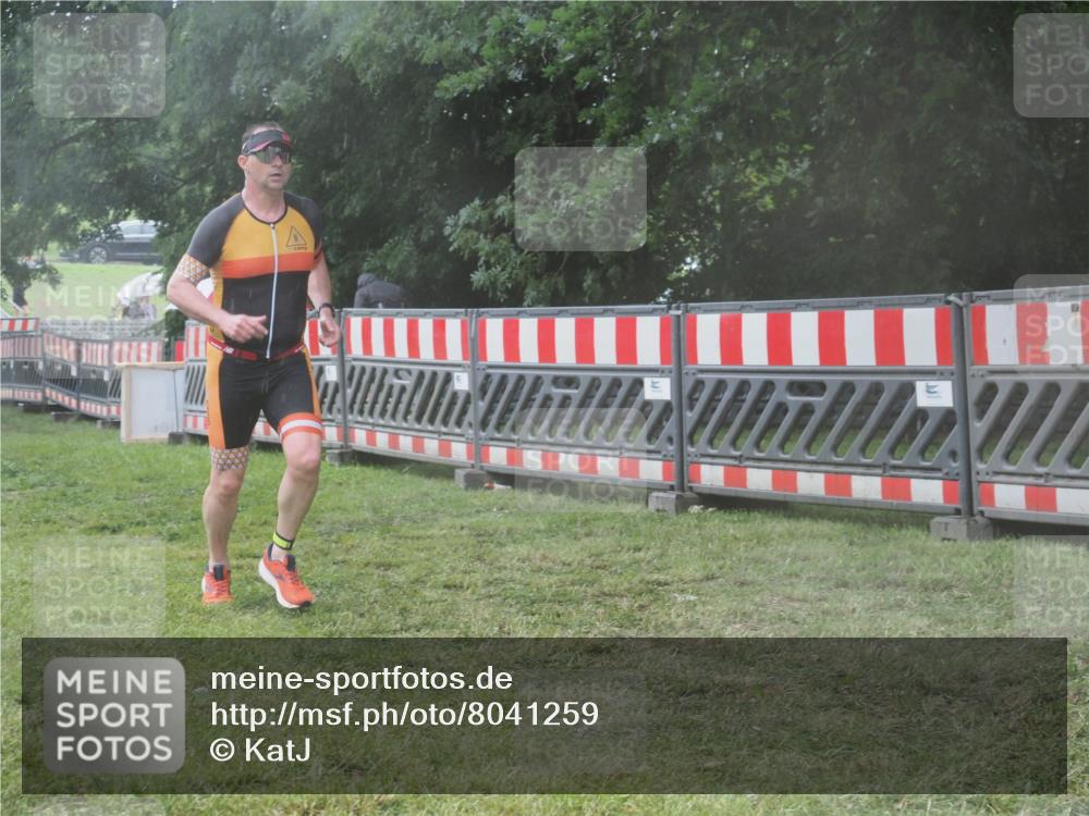 21.06.2025 - 27. Vierlanden-Triathlon KatJ http://msf.ph/oto/8041259 15.06.2025 14:31:35 Ziel 1237, 1257 meine-sportfotos.de