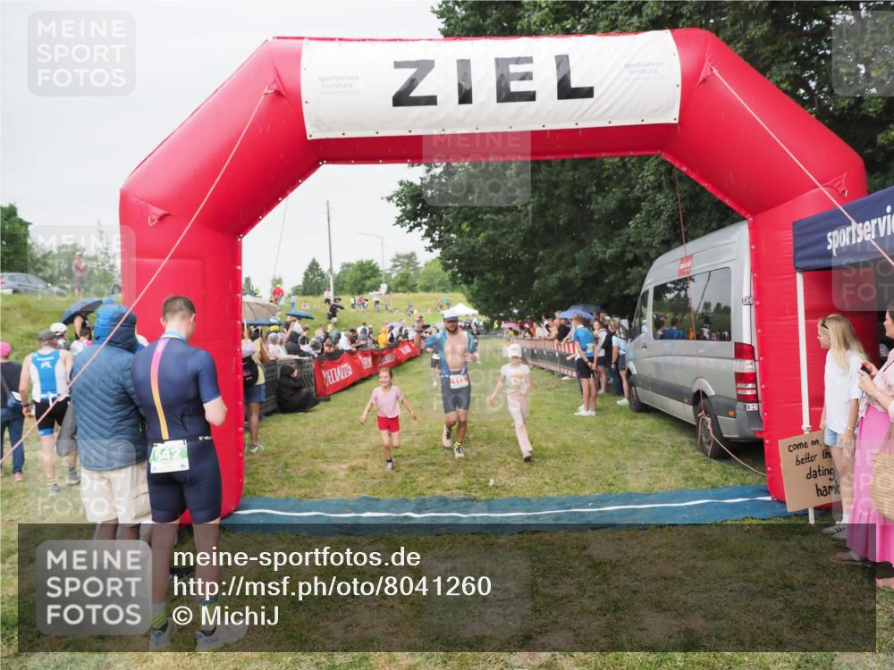 21.06.2025 - 27. Vierlanden-Triathlon MichiJ http://msf.ph/oto/8041260 15.06.2026 13:28:26 Ziel 113, 733, 751, 828, 1062, 1063, 1064 meine-sportfotos.de